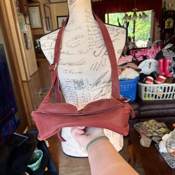 100% cow hide leather Great American leather works red crossbody handbag. - Picture 5 of 17